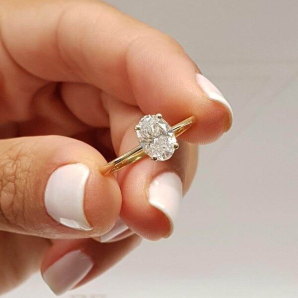 Oval moissanite diamond ring