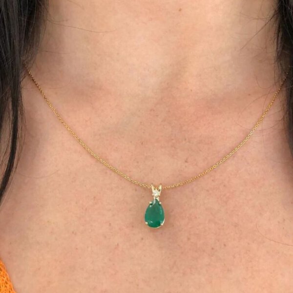 pear shape emerald pendant