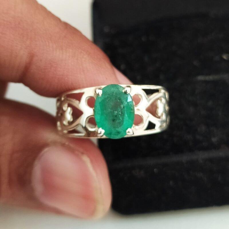 Vintage Design Emerald Gemstone Ring, Oval Panna Ring